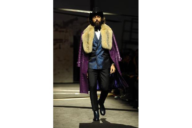 ...Sinne von Flavio Briatore wahrscheinlich. Außerdem setzt der Designer auf Einzigartigkeit, die Männer sollten sich im Her...