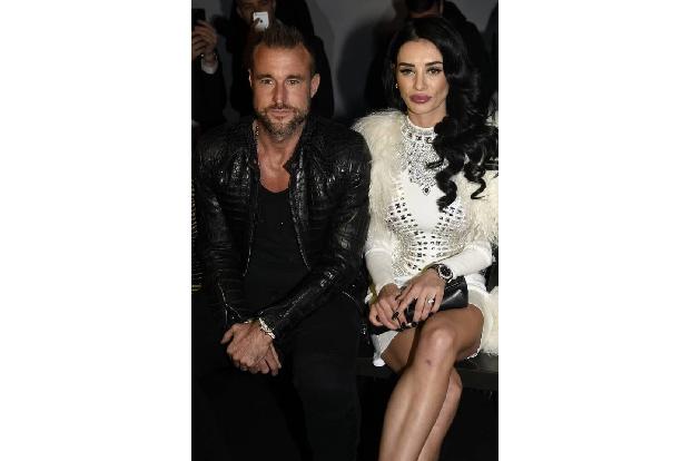 ...sicherlich ihre Abnehmer finden wird. Da kann Philipp Plein und seine schöne Begleitung in der Front Row richtig stolz un...