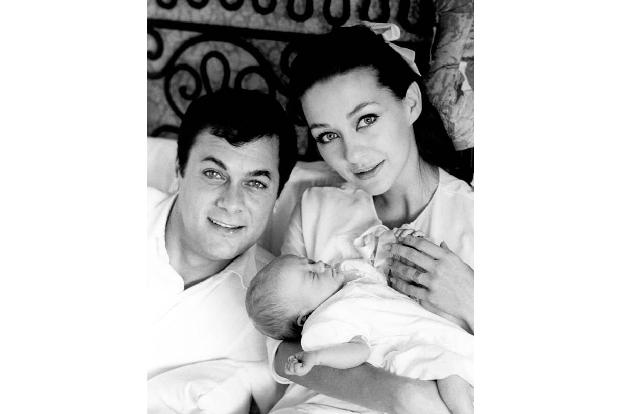 ...lieben, obwohl Tony zu der Zeit noch mit Hollywoodstar Janet Leigh verheiratet war. Diese Ehe wurde geschieden, 1963 heir...