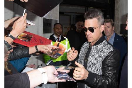 ...streckenweise die Erfolge seiner Band meilenweit übertraf. Fans hatte er auch ohne Take That en masse. Wobei Robbie doch ...