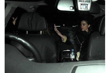 ...wurden von St. Vincent mit einem Stinkefinger belohnt, wobei Fräulein Delevingne ohne jede Skrupel mitmachte und das rich...