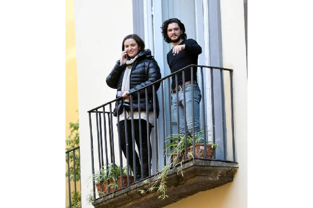 ...nette Frau da neben ihm ist aber nicht seine neue Freundin. Da können die schwerverliebten Kit-Harington-Fans aufatmen, v...
