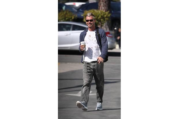 ...Exmann Gavin Rossdale verbringt seine Samstage etwas entspannter. Mit Coffee to go in der Hand streift er durch seine Nac...