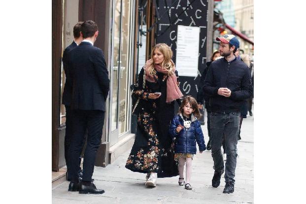 ...nicht etwa alleine: Ihr Exverlobter und Papa der 4-Jährigen, Tom Sturridge, war mit von der Partie. So viel Harmonie tut ...