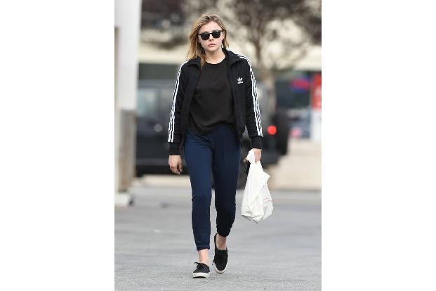 ...auch Stars nicht vor einer Frühlingsgrippe verschont bleiben, bewies Chloë Grace Moretz. Die Schauspielerin spazierte mit...