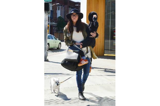 ...besser gelaunt schien ihre Kollegin Selma Blair - auch wenn ihr Sohn Arthur lieber Verstecken mit den Paparazzi spielte. ...