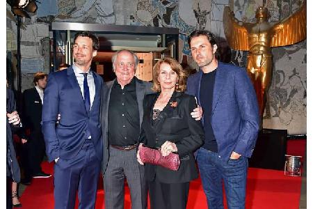 ...wurde ihm die Trophäe als bester nationaler Film überreicht. Das freute nicht nur seine Mutter, sondern auch seinen Vater...