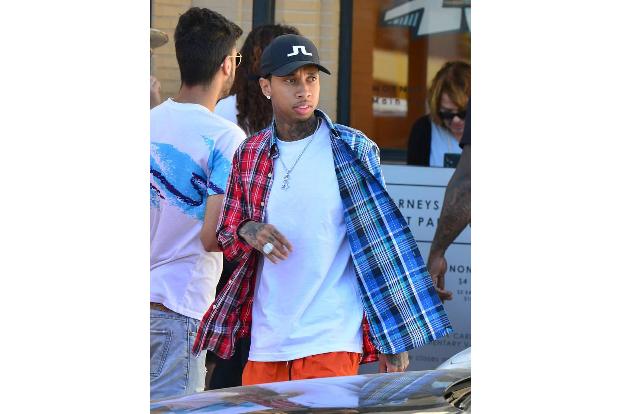 Tyga läuft ganz alleine durch die Straßen von Beverly Hills? Kann doch nicht sein - als Rapper hat man doch sein Gefolge, od...