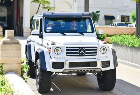...stilecht mit seinem neuen G500 Mercedes-Benz vor, um mit Tyga ein wenig shoppen zu gehen. Ja, echte Männer wie die beiden...