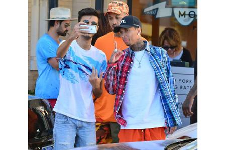 ...allerdings durch einen Fan gestört, der unbedingt ein Foto mit Tyga knipsen wollte. Der machte sogar bereitwillig eines -...