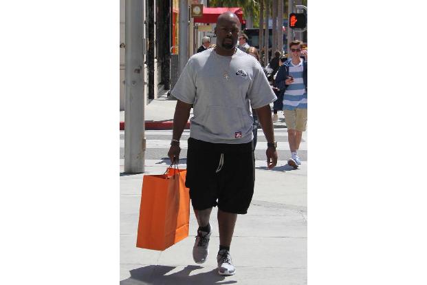 ...Corey Gamble. Der musste immer alleine shoppen gehen und war bei Scott und Tyga nicht so hoch im Kurs. Dürfte jetzt aber ...