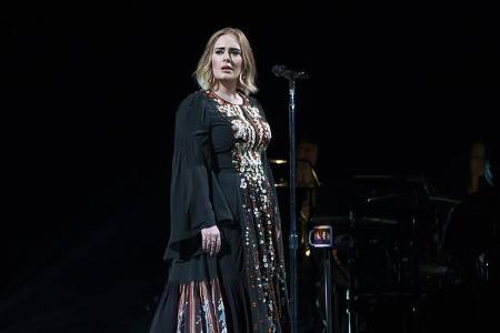 Als Adele die Bühne des Mount Smart Stadium in Auckland betrat, konnte sie nicht anders, als an den Terroranschlag in ihrer ...