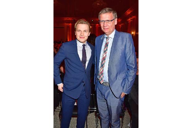 ...Moderator Günther Jauch, der durch den Abend führte. Der Herr neben ihm war da schon interessanter: Es ist Ronan Farrow, ...