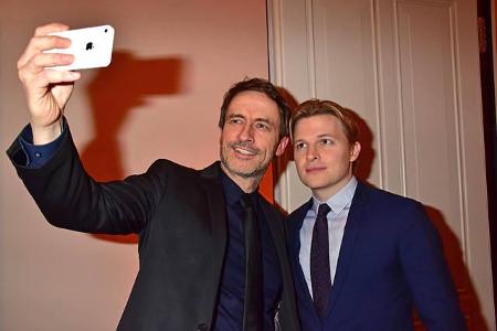 ...mit einer Rede und zahlreichen Selfies mit deutschen Promis wie Guido Broscheit zufrieden geben. Aber warum waren alle so...