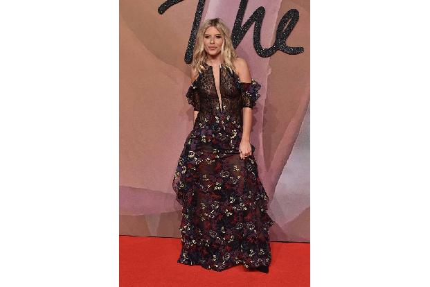 ...Mollie King schon ein paar Songs schreiben, damit sie von den Fotografen erkannt wird. Trotzdem steht sie auf die gleiche...