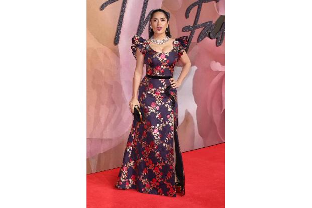...Salma Hayek dem noch eines draufsetzte - eng in der Taille, glänzender Stoff, aber trotzdem tausende Blumen. Bei diesem T...