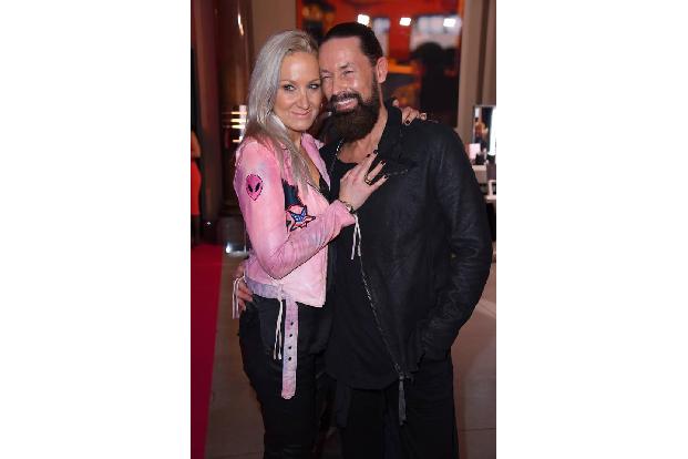 ...Janine Kunze mit ihrem Dirk Budach die Liebe aus allen Poren strömte. Rot hat also als Farbe von Amor ausgedient, Pink is...