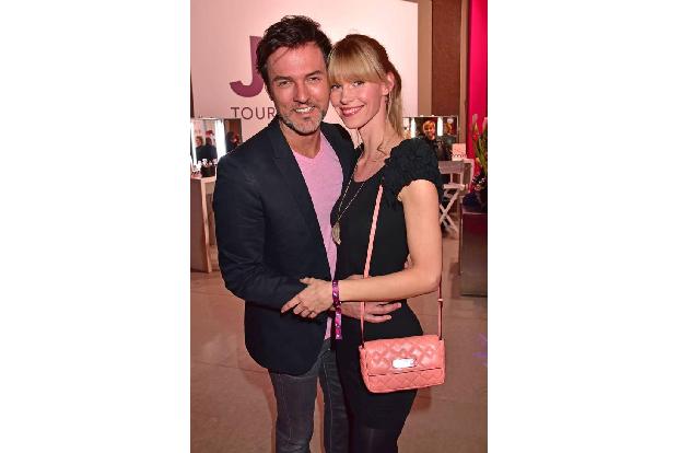 ...Opernstar Tobey Wilson und Sabrina Gehrmann könnte man diese neue Farbe der Liebe getrost abkaufen, die brav der Einladun...