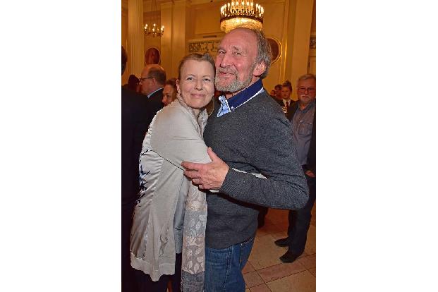 ...sich zahlreiche prominente Fans ein, darunter Schauspieler Michael Mendl mit seiner Freundin Gesine Friedmann oder...