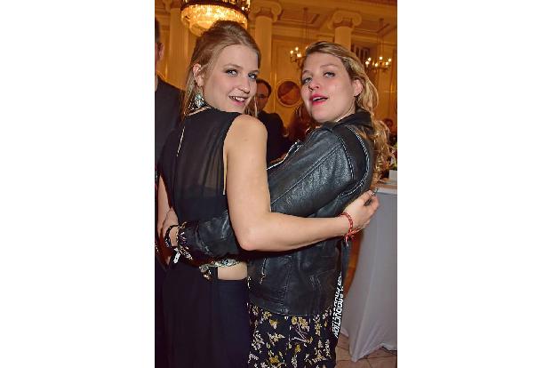 ...Familie. Leslie Mandokis Tochter Julia (l.) durfte sogar mitsingen, ihre Schwester Lara leistete dabei moralische Unterst...
