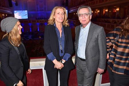 ...Schauspielerin Maria Furtwängler brachte ihre Tochter Elisabeth (r.) mit, die direkt Bekanntschaft mit Bundesinnenministe...