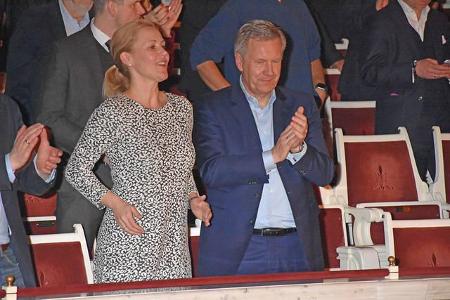 ...war der Abend extrem beschwingt - was man auch am wiedervereinten Ehepaar Bettina und Christian Wulff ablesen konnte. Vor...