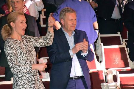 ...allem sie tanzte und sang mit, was das Zeug hielt, der ehemalige Bundespräsident klatschte beherzt im Takt. Die beiden...