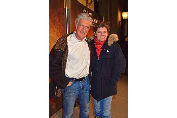 ...legerer hielten es da Moderator Max Moor und seine Frau Sonja. Beim Konzert verzichteten sie natürlich auf die dicken Win...