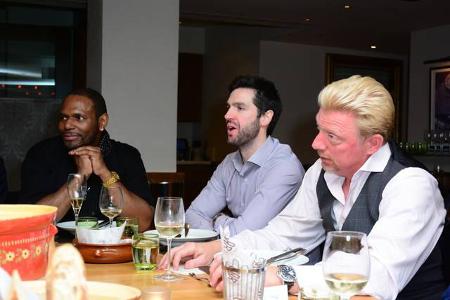 ...Anton Stephans, 'X Factor'-Teilnehmer aus Großbritannien, und anderen illustren Gästen ein wenig zu trinken und zu schmau...