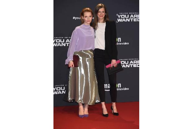 ...gehören Karoline Herfurth und Alexandra Maria Lara zum weiblichen Hauptcast. Karoline schlüpft in der Serie über einen Fa...