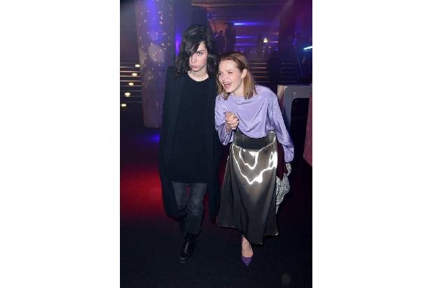 ...trotz des ernsten Stoffes gab es auch was zu lachen auf der Premiere - zumindest für Karoline Herfurth, ihre Kollegin Nor...