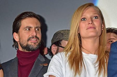 ...in unbemerkten Blicken konnte Tom seinen Blick nicht von dem Model abwenden. Doch seine Aufmerksamkeit galt...