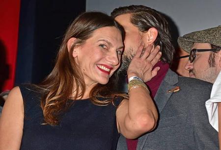 ...nicht nur ihr - auch seine Kollegin Catrin Striebeck wurde wild angeflirtet. Dabei legte die Akteurin sogar Hand an dem s...