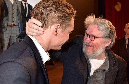 ...der sichtlich stolz auf das Werk seines Sohnes ist, kann man diesen Bildern ableiten - was Matthias Schweighöfer anpackt,...