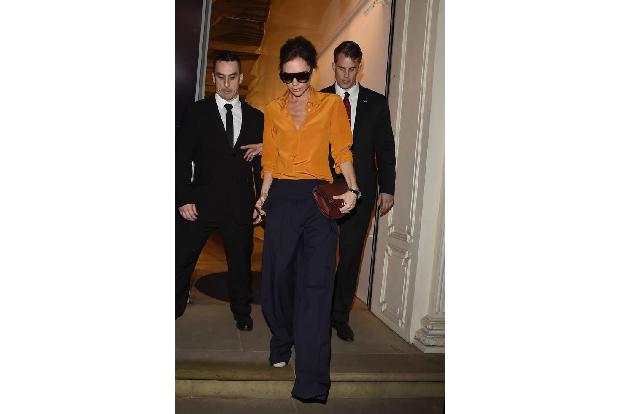 ...Stilikone Victoria Beckham ist sowas natürlich nicht möglich. Die kombinierte die Marlene-Hose, die perfekt in den Kleide...