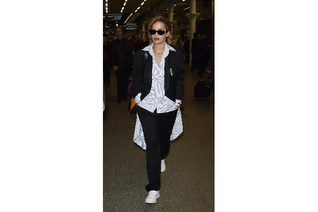 ...beispielsweise die Looks von Rita Ora kennt. Der Popstar ist komplett angstbefreit in Sachen Mode und hat immer wieder to...