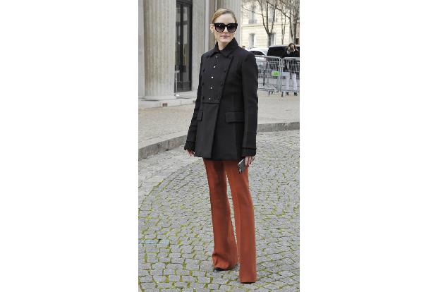 ...Olivia Palermo da fast mitmachte - etwas weniger exzentrisch vielleicht, aber immerhin mit mittelbrauner Marlene-Hose. Di...