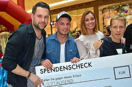 ...die Charity: Am Ende des Tages bekamen Matthias Killing, Pietro Lombardi, Jana Ina Zarrella und Oliver Pocher 4.000 Euro ...