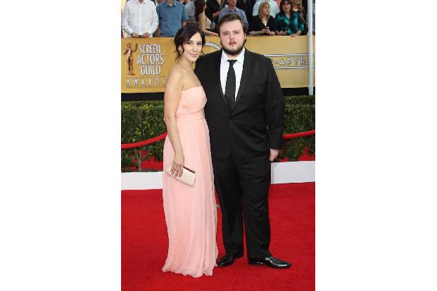 ...führte sie auch auf rote Teppiche in Hollywood, wie hier an der Seite ihres Co-Stars John Bradley bei den SAG Awards 2014...