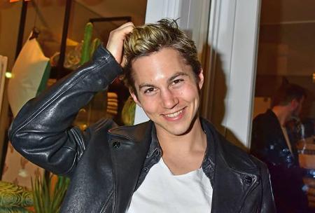 Strahlemann Tim Oliver Schultz erschien am Donnerstag bei einer Store-Eröffnung in Berlin in blond! Für aufmerksame Fans und... Strahlemann Tim Oliver Schultz erschien am Donnerstag bei einer Store-Eröffnung in Berlin in blond! Für aufmerksame Fans und...