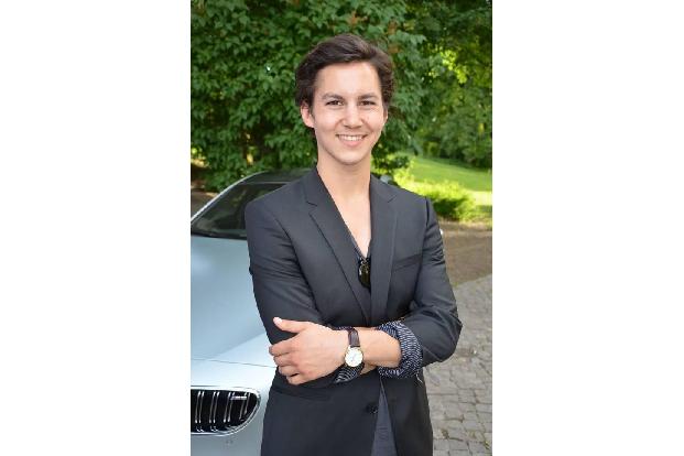 ...sah er auch noch aus. Aber so oder so: Die coolen Lederjacken und die schmucken Anzüge gehörten schon immer zu seinem Rep...