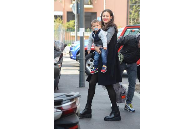 ...sahen die Paparazzi-Situation nämlich ziemlich locker. Marica Pellegrinelli lächelte den Fotografen zu, Sohnemann Gabrio ...