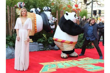 ...bei jeder Gelegenheit Spaß haben kann. Bei einer 'Kung Fu Panda 3'-Premiere trieb er seine Späßchen mit der Comicfigur de...
