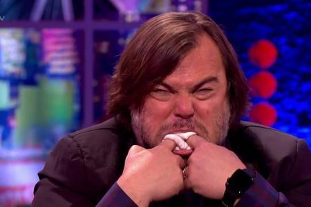 ...der Schauspieler stopft sich einfach mal live im Fernsehen eine Hand voll Marshmallows in den Mund - man muss ja schließl...