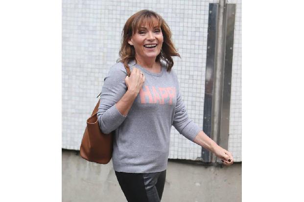 ...der britischen Moderatorin Lorraine Kelly stand das Lächeln ins Gesicht geschrieben - und stand auch irgendwie auf ihrem ...