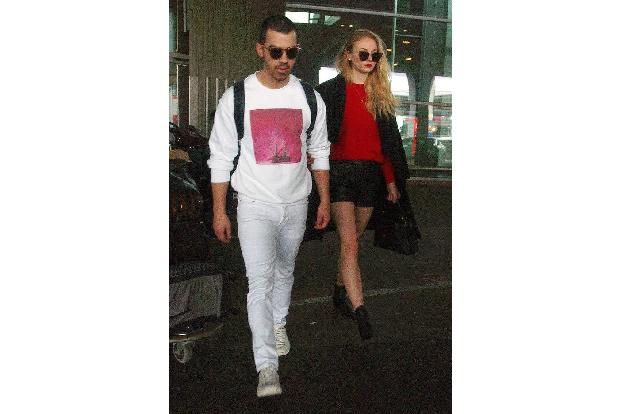Liebe kann ja so schön sein - vor allem dann, wenn man sie in der Stadt der Liebe erlebt. Die Turteltäubchen Joe Jonas und S... Liebe kann ja so schön sein - vor allem dann, wenn man sie in der Stadt der Liebe erlebt. Die Turteltäubchen Joe Jonas und S...