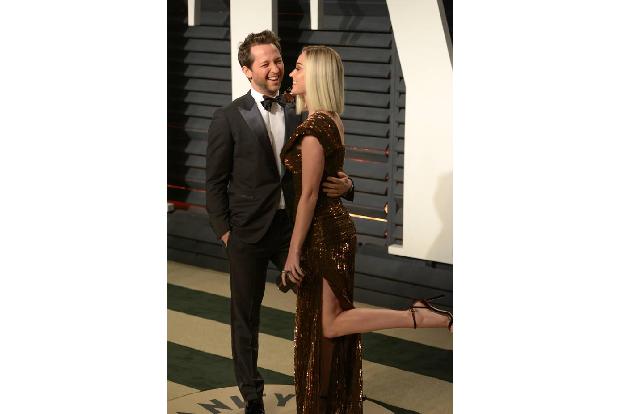 ...natürlich bleibt auch eine Katy Perry nicht lange alleine: Zur Vanity Fair Party brachte sie eine äußerst ansehnliche Beg...