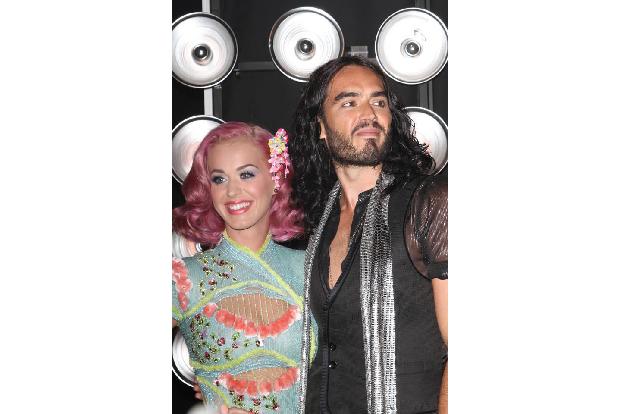 ...mit ihm hat Katy Perry ihr Bad-Boy-Soll für ein ganzes Leben eigentlich schon erfüllt: Mit Russell Brand war sie ab 2010 ...