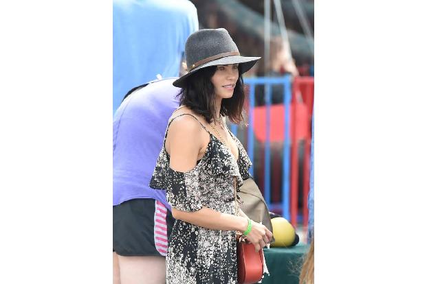 Als Jenna Dewan Tatum am Wochenende den Farmers' Market in Los Angeles besuchte, schlugen alle Herzen höher. Nicht nur, weil... Als Jenna Dewan Tatum am Wochenende den Farmers' Market in Los Angeles besuchte, schlugen alle Herzen höher. Nicht nur, weil...