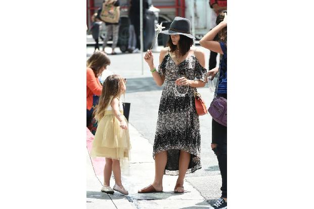 ...als kleine Feen-Prinzessin auf dem Farmers' Market unterwegs. Krönchen und Zauberstab wurden an Mama übergeben, die sie k...